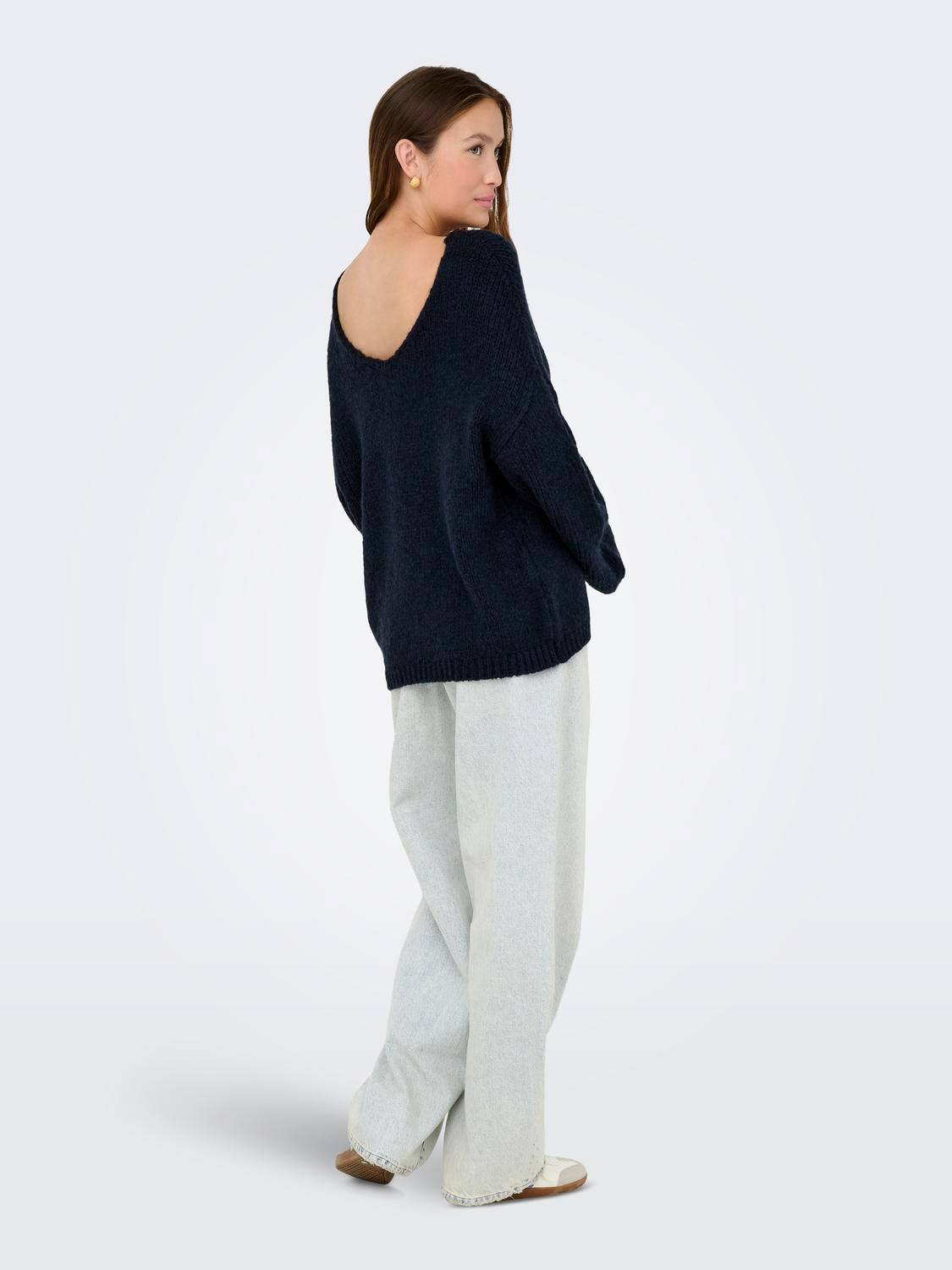 model_shot-back